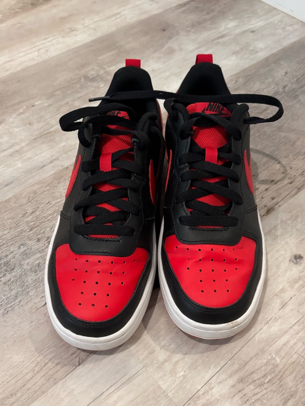 Nike Youth Low-Top Sneakers in Black and Red